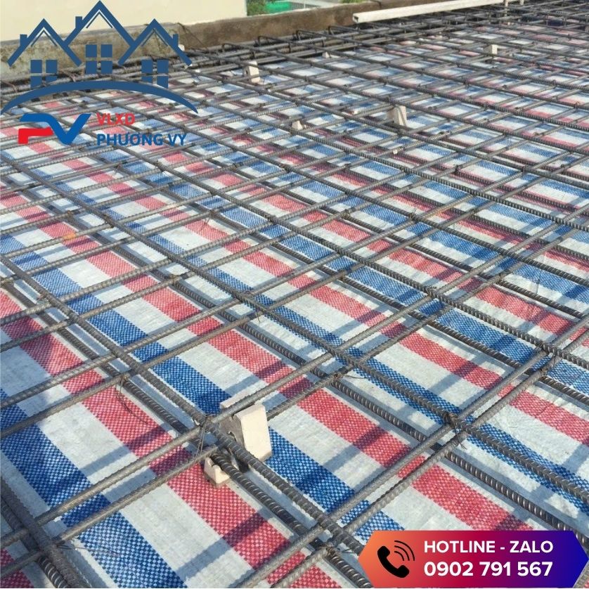 Bạt sọc 3 màu dùng kèm với cục kê bê tông trong thi công đổ bê tông sàn Bạt sọc 3 màu dùng kèm với cục kê bê tông trong thi công đổ bê tông sàn